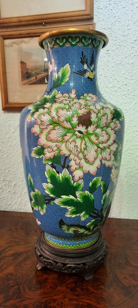 Старинная ваза с цветами и птицами